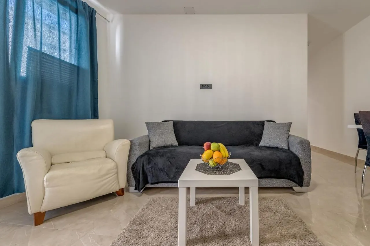 Apartment Andela 2Bdrs & Free Wifi Split 0*,  Croatia