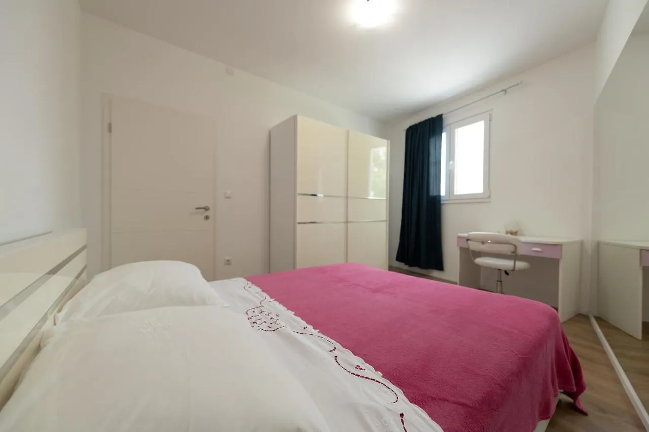 Apartment Andela 2Bdrs & Free Wifi Split