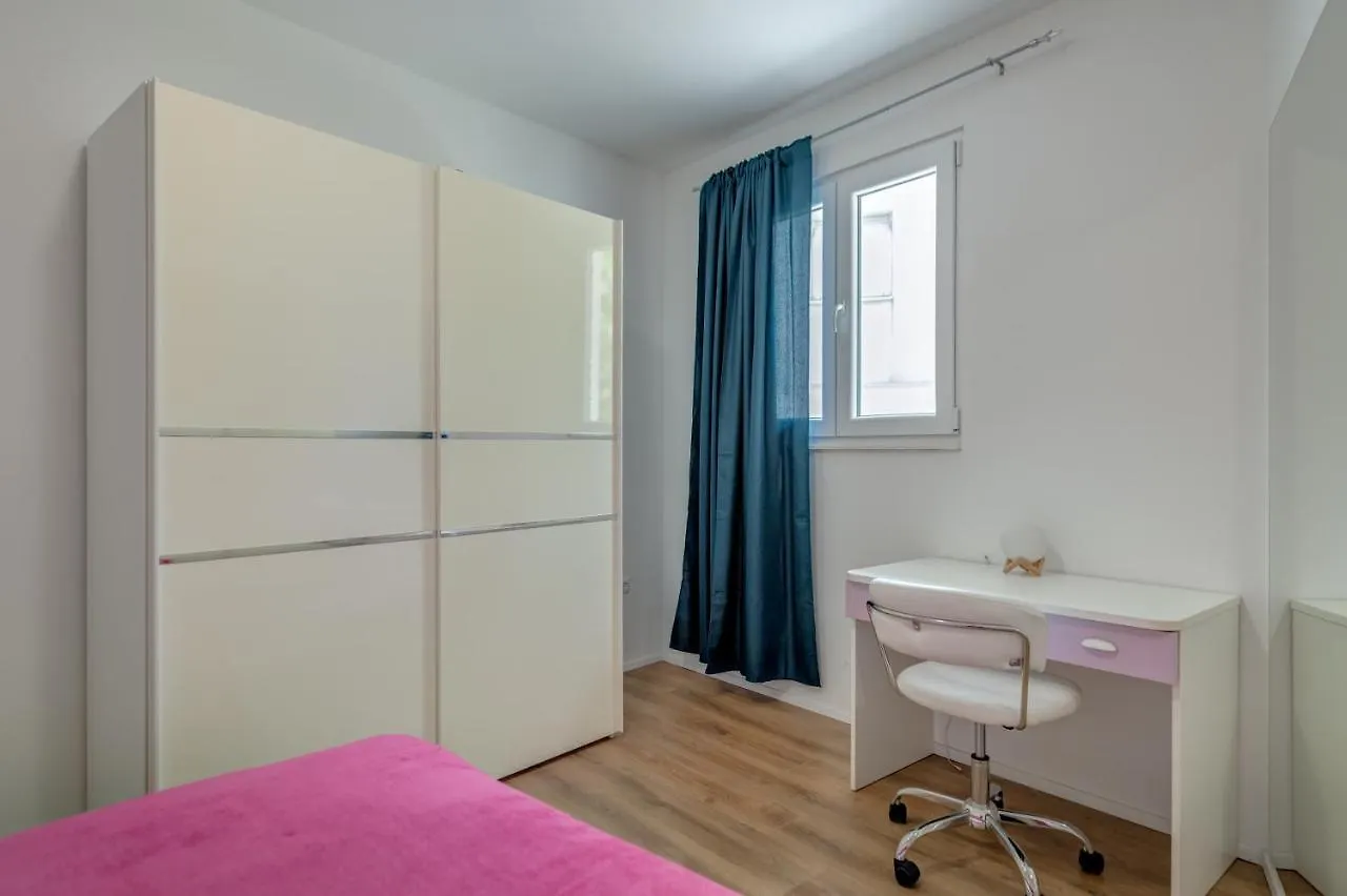 Apartment Andela 2Bdrs & Free Wifi Split