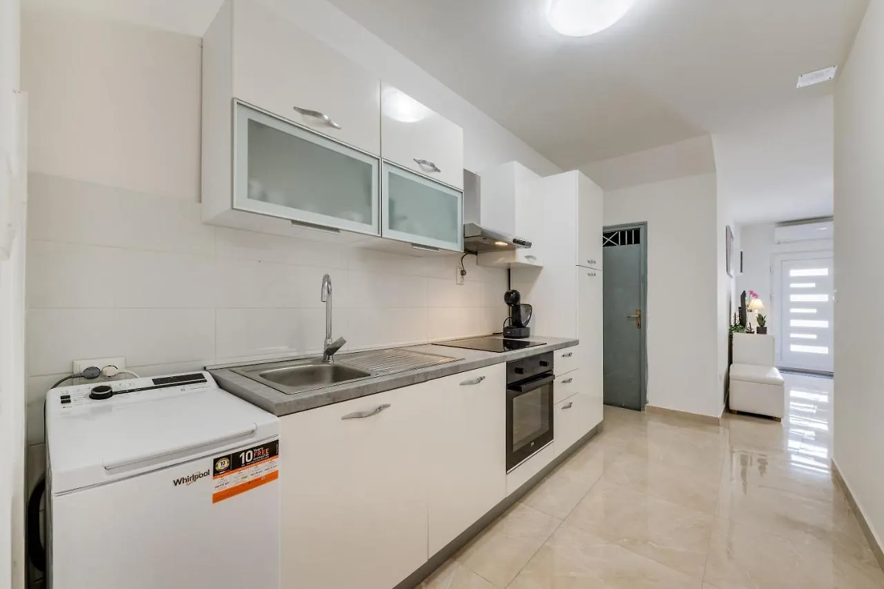 Apartment Andela 2Bdrs & Free Wifi Split