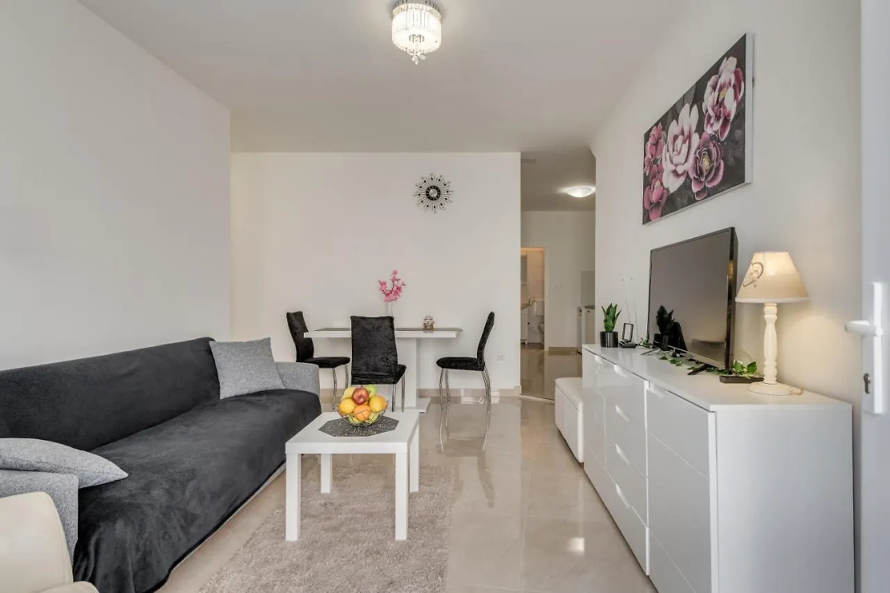 Apartment Andela 2Bdrs & Free Wifi Split