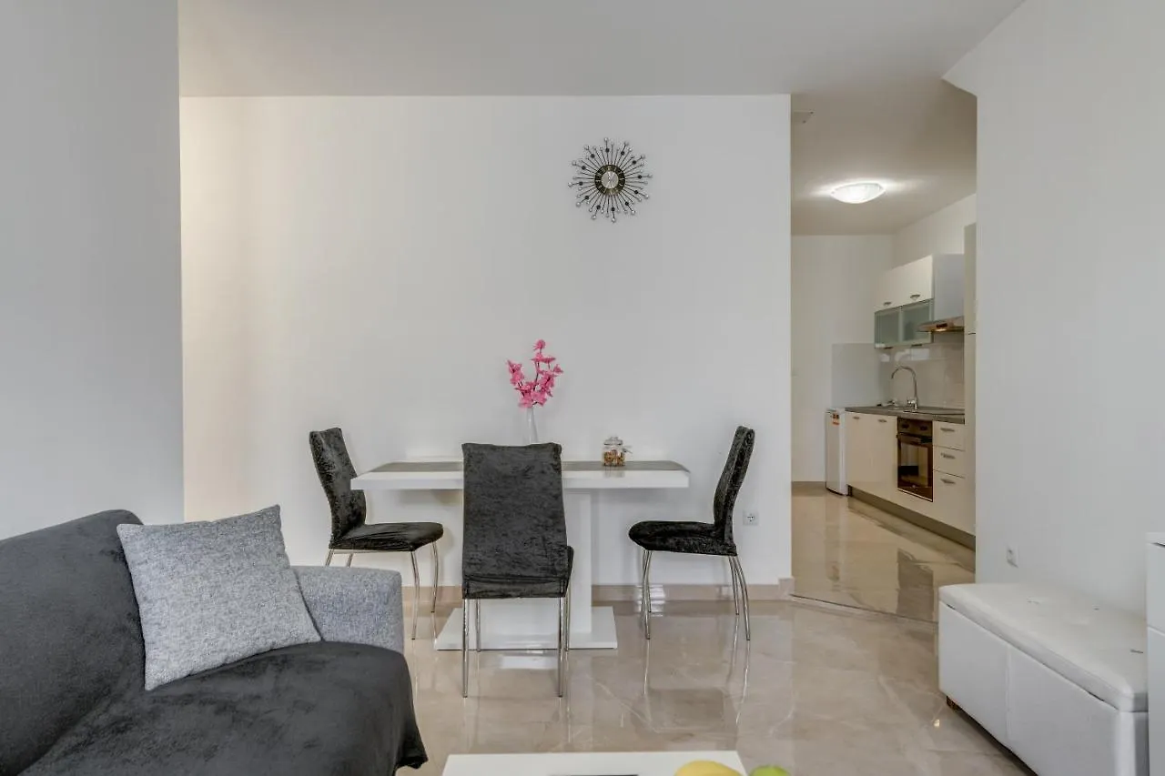 Apartment Andela 2Bdrs & Free Wifi Split