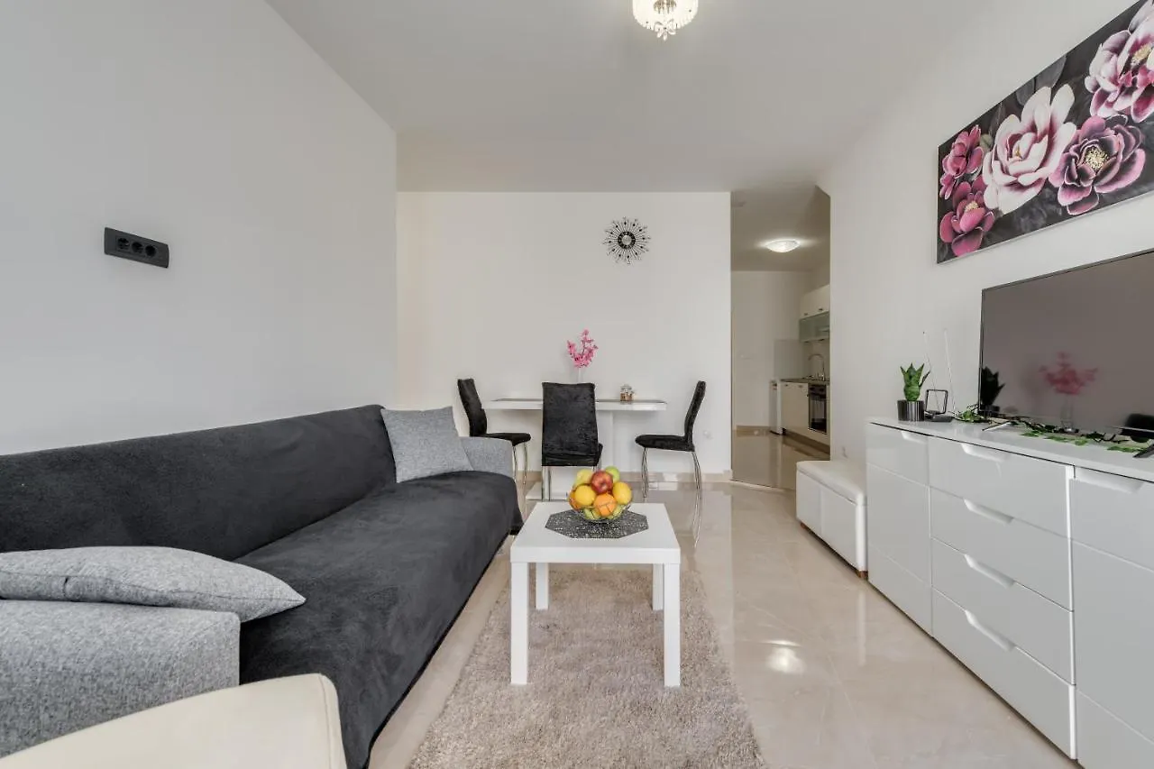 Apartment Andela 2Bdrs & Free Wifi Split 0*,  Croatia