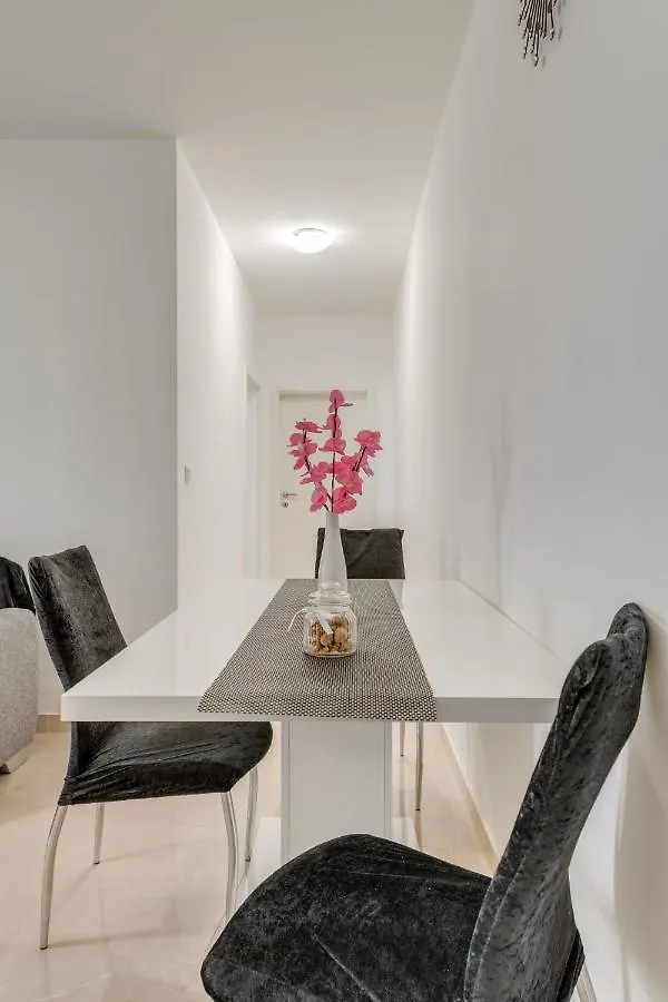 Apartment Andela 2Bdrs & Free Wifi Split